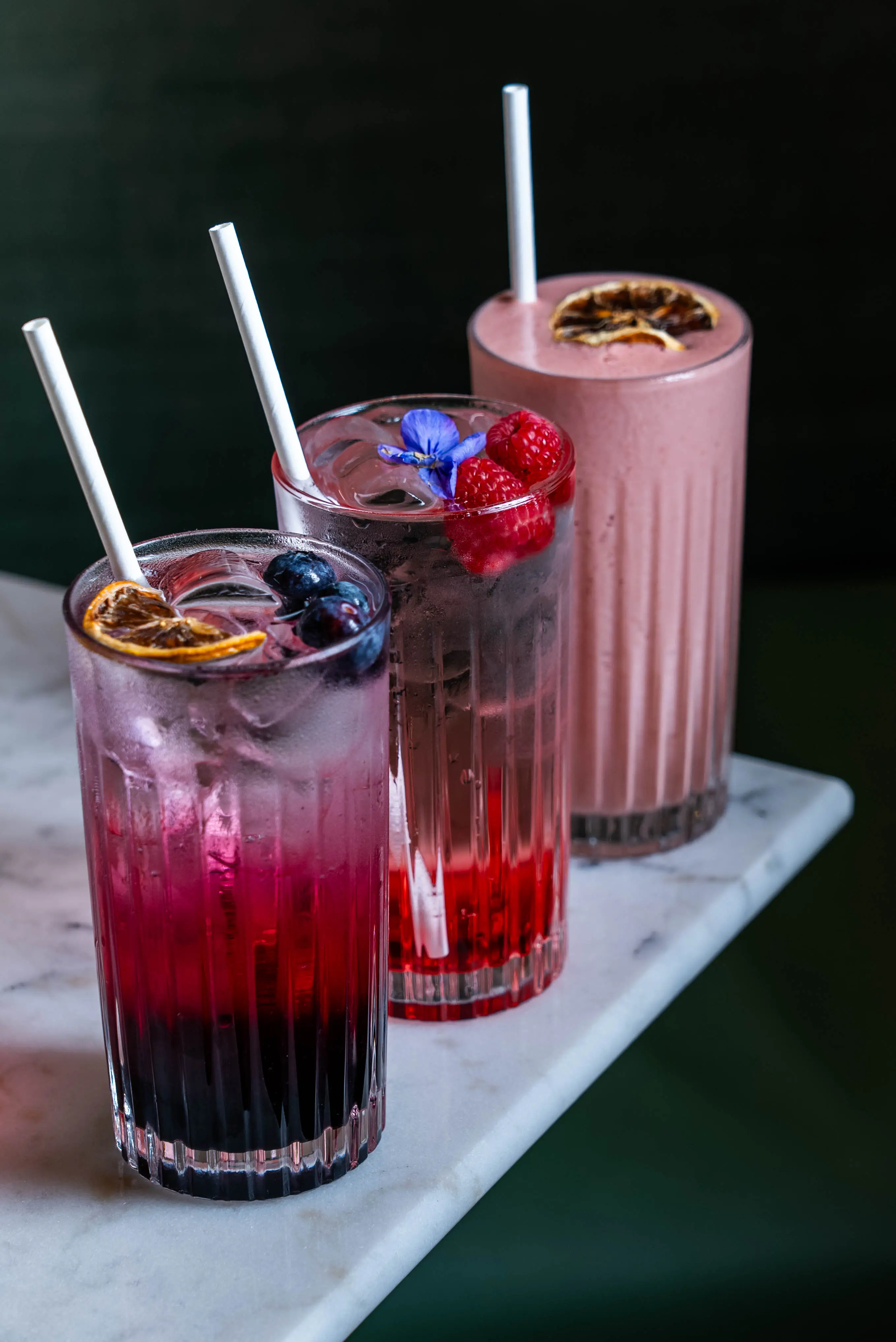 Liebevoll angerichtete Drinks in einer Bar