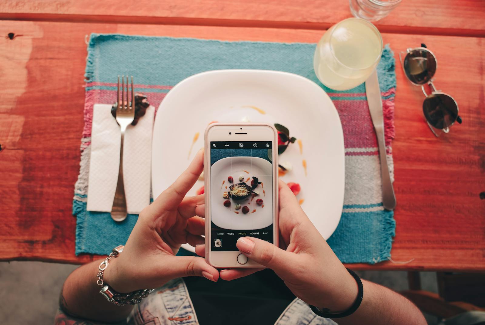 Dessert wird für einen Social-Media-Beitrag mit dem Smartphone fotografiert.
